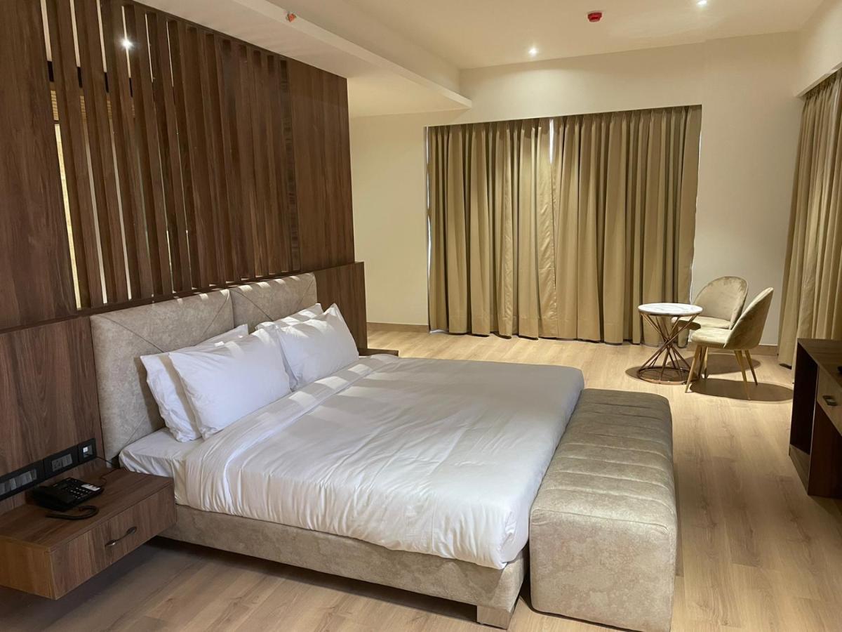 Dayal Gateway Hotel Lucknow Exterior photo