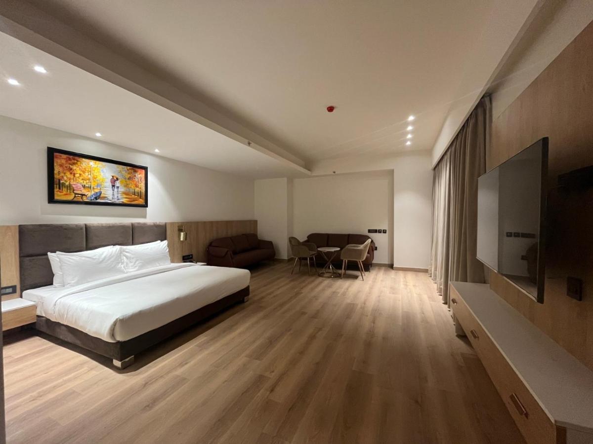 Dayal Gateway Hotel Lucknow Exterior photo