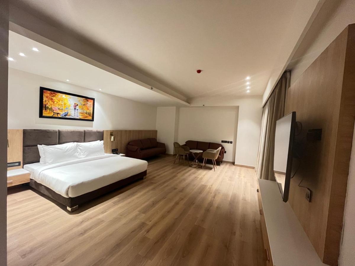 Dayal Gateway Hotel Lucknow Exterior photo